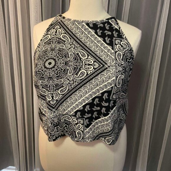 Torrid size 4 Foxy High Neck Crop Top- black and white - Picture 5 of 7